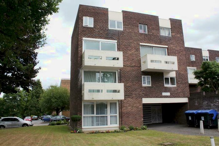 Apartment To Rent In Woking, Surrey, GU22