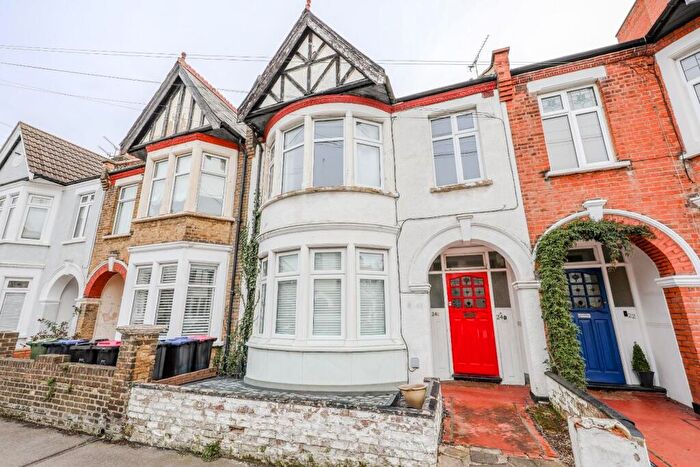 2 Bedroom Flat For Sale In Sandleigh Road, Leigh-On-Sea, SS9