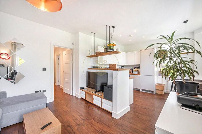 2 Bedroom Flat To Rent In High Road, Finchley, London, N2