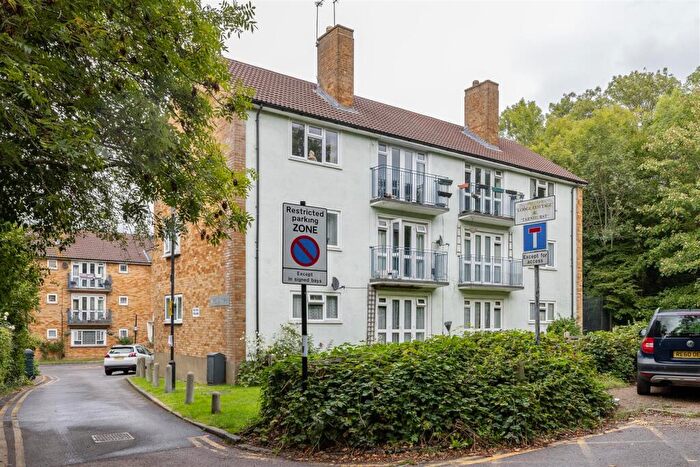 2 Bedroom Apartment For Sale In The Bridle Path, Woodford Green, IG8