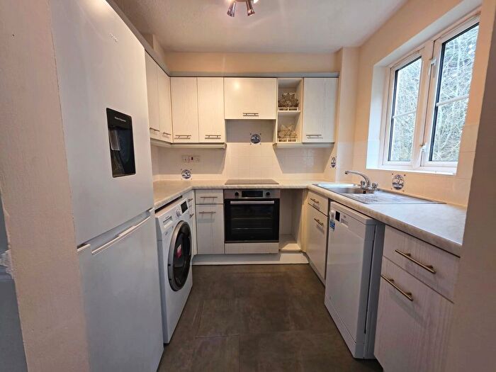 2 Bedroom Flat To Rent In Autumn Drive, Sutton, SM2