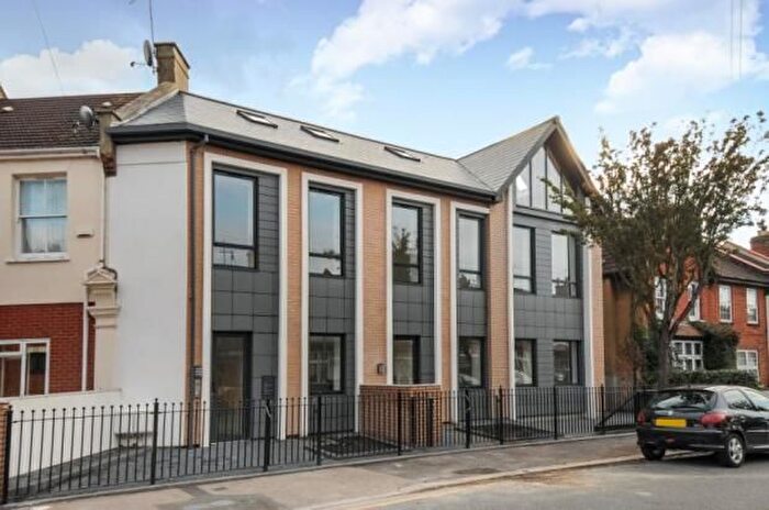 2 Bedroom Flat To Rent In A Willow Street, London, E4