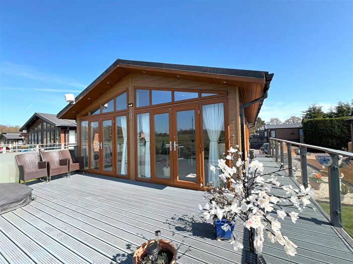 2 Bedroom Mobile/park Home For Sale In Ladera Lodge, Eaton, Congleton, CW12