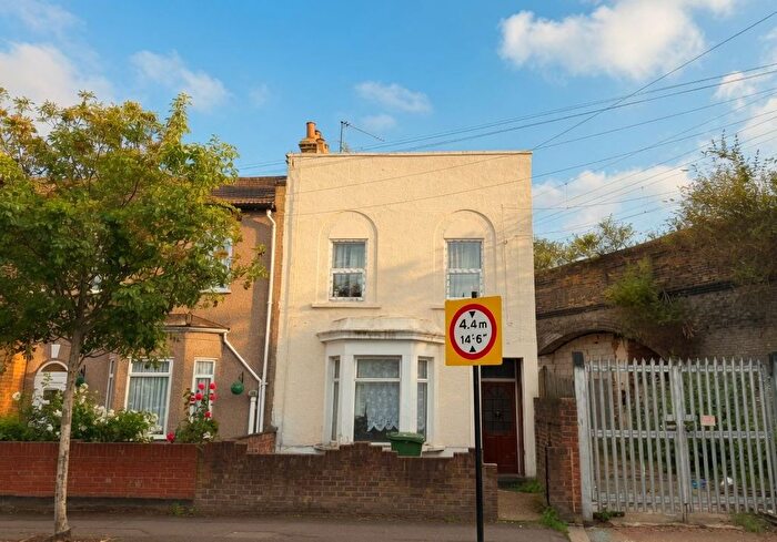 2 Bedroom Flat For Sale In Ground Floor Flat, Bignold Road, Forest Gate, London, E7