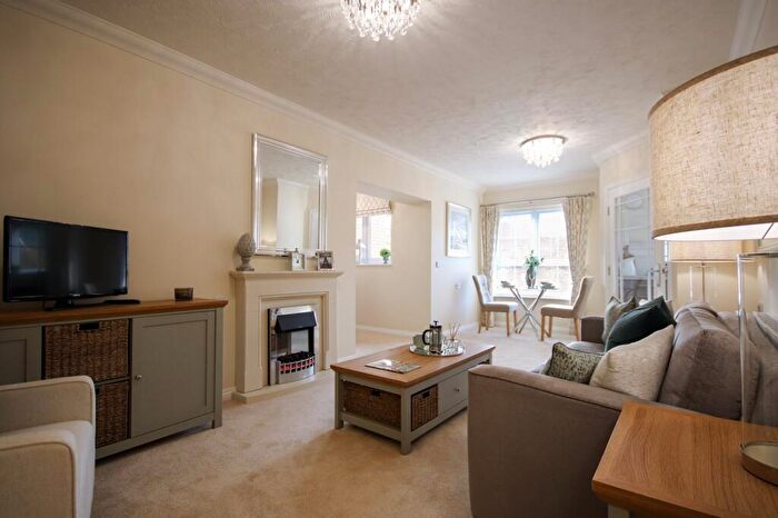 1 Bedroom Apartment For Sale In North Close, Lymington, SO41