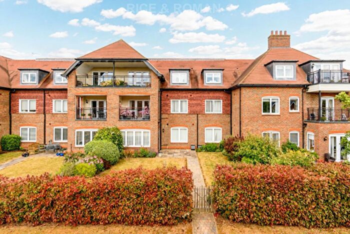 2 Bedroom Flat For Sale In Reeves House, Leatherhead, KT22