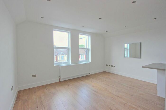 1 Bedroom Flat To Rent In Romford Road, Forest Gate, E7