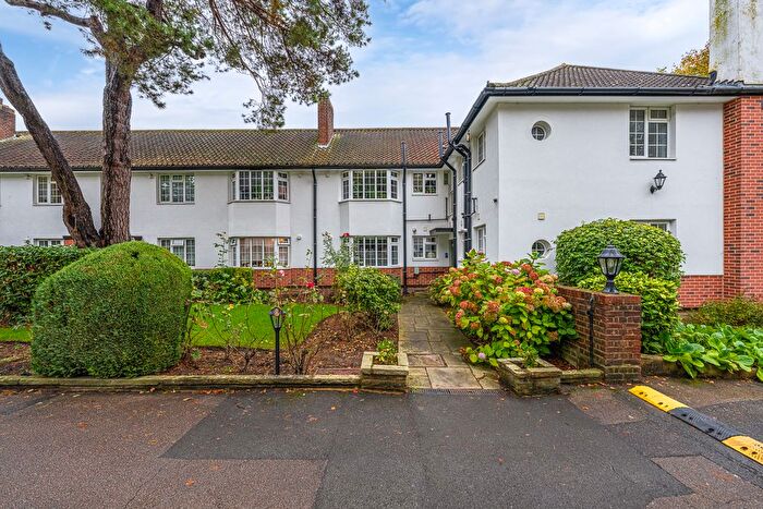 2 Bedroom Flat To Rent In Okehampton Close, London, N12