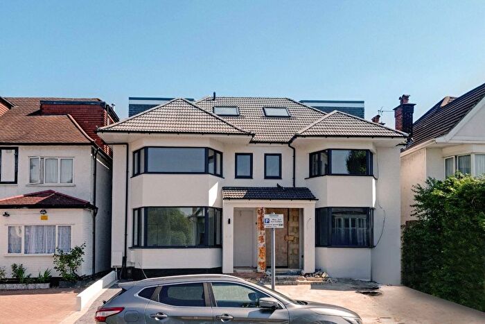 5 Bedroom Semi-Detached House To Rent In Cheyne Walk, London, NW4