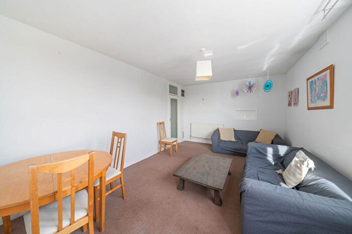 3 Bedroom Flat For Sale In Hollies Way, London, SW12