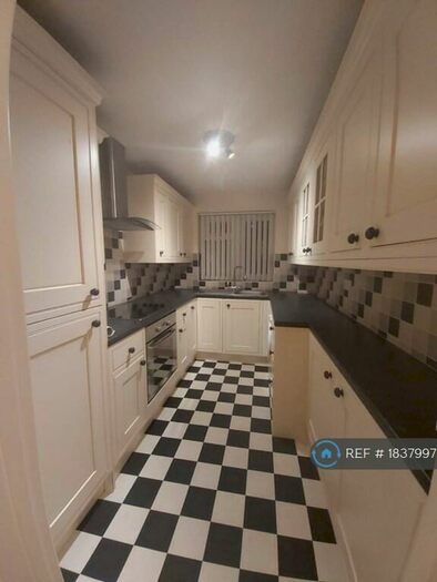 2 Bedroom Flat To Rent In Croft Gardens, Poole, BH12