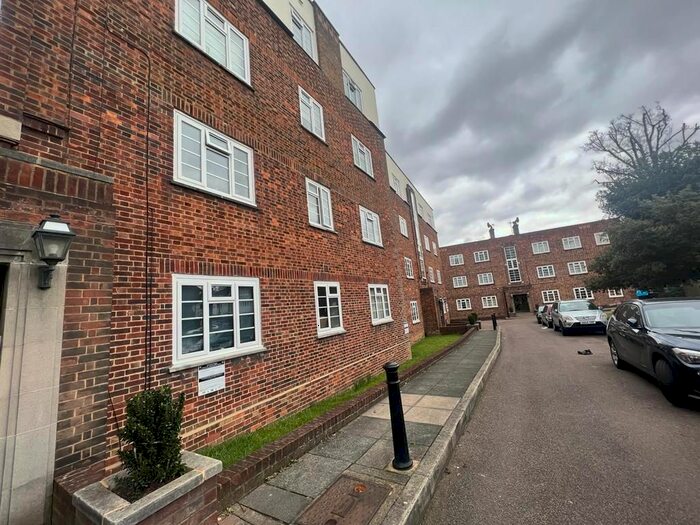 3 Bedroom Flat To Rent In High Street, London, N14