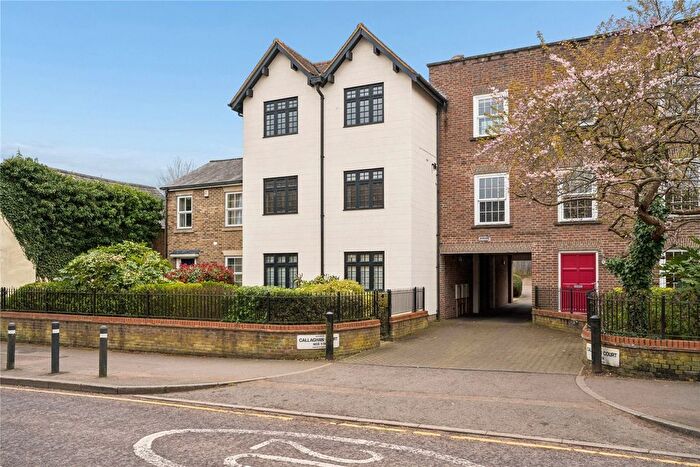 2 Bedroom Flat To Rent In High Street, Berkhamsted, Hertfordshire, HP4