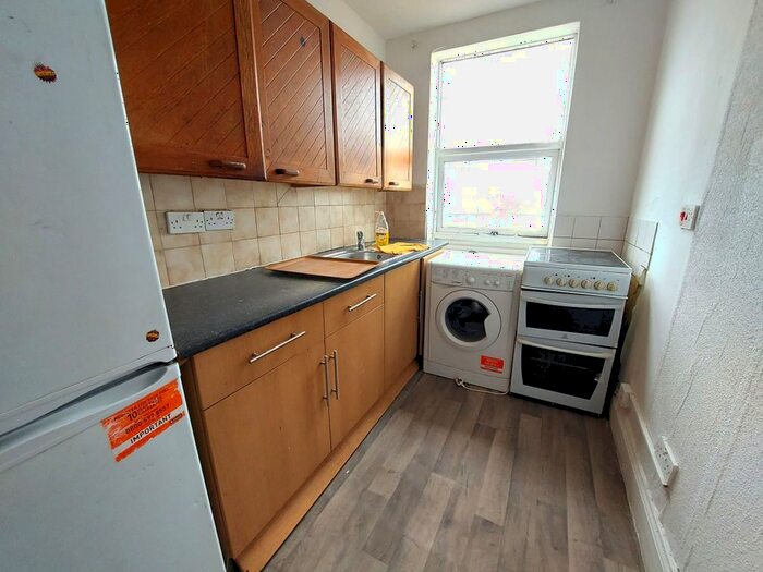 3 Bedroom Flat To Rent In Goresbrook Road, Dagenham, RM9