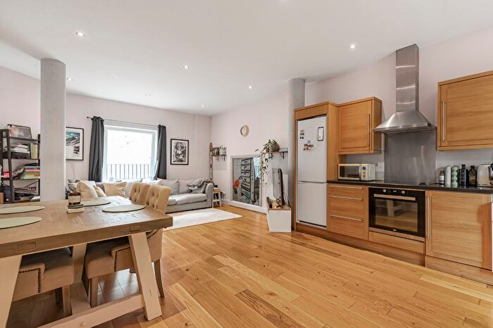 2 Bedroom Maisonette For Sale In Crescent Lane, Clapham, London, SW4