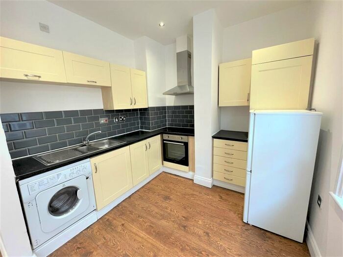 2 Bedroom Flat To Rent In Castle Lane, Castle, Bedford, MK40