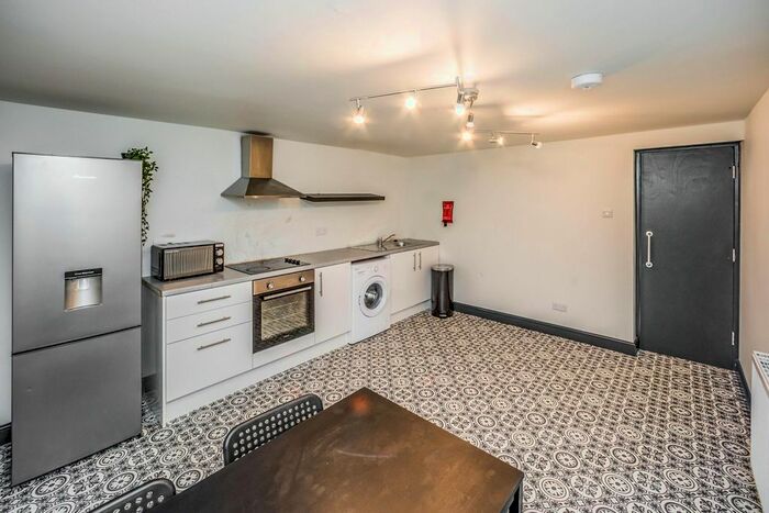 4 Bedroom Terraced House To Rent In Fitzwilliam Street, Huddersfield, HD1