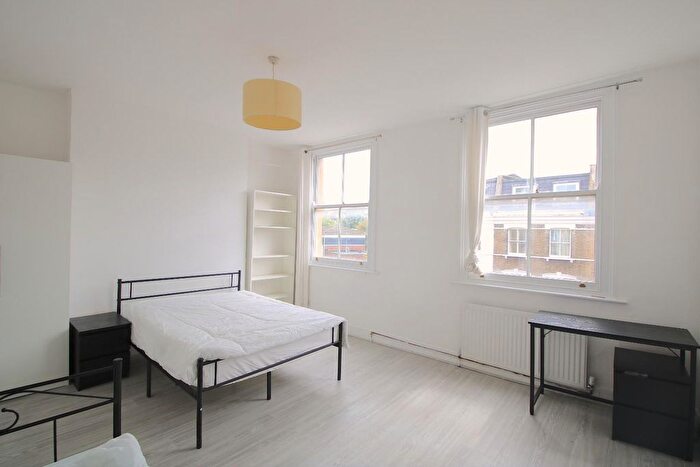 3 Bedroom Flat To Rent In Bethnal Green Road, London, E2