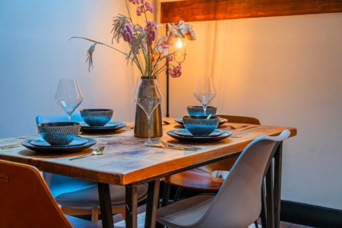 2 Bedroom Apartment To Rent In -Bed Apartment, Portland Street, Basil House, M1