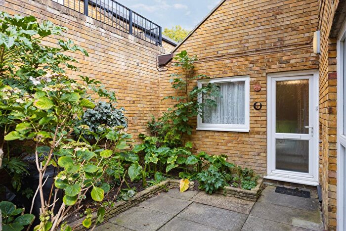 2 Bedroom Flat For Sale In Upper Richmond Road, West Putney, SW15