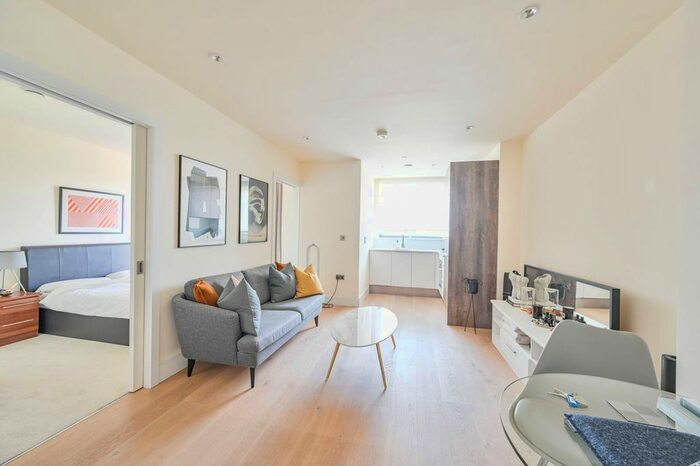 1 Bedroom Flat To Rent In Lockington Road, Battersea, SW8