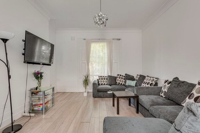 3 Bedroom Flat To Rent In Loughborough Road, Vassall, SW9