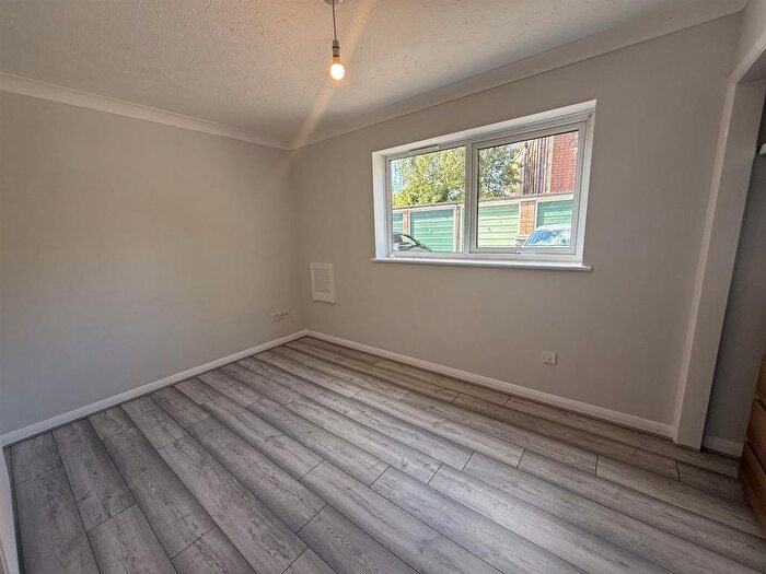 1 Bedroom Flat To Rent In Heathcote Court, Linkfield Road, TW7