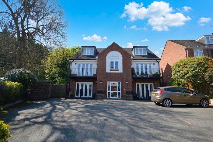 2 Bedroom Flat To Rent In Cedar Avenue, Hazlemere, HP15