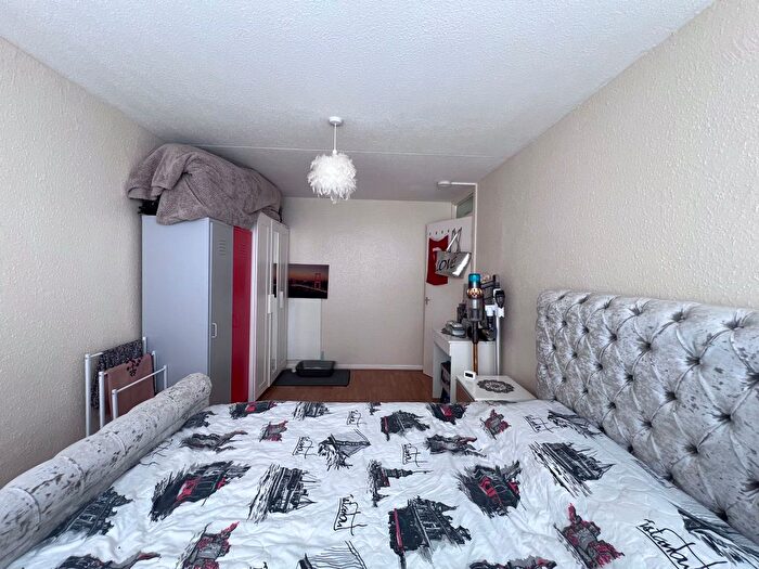 2 Bedroom Flat For Sale In Griffin Road, London, N17