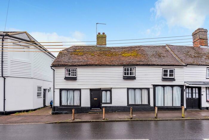 3 Bedroom Semi-Detached House To Rent In Church Street Cliffe, ME3