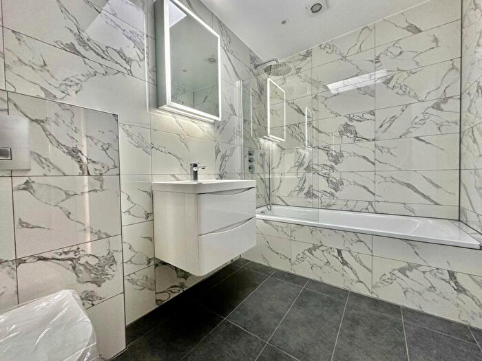 2 Bedroom Flat To Rent In Woodside Park Road, Woodside Park, London, N12