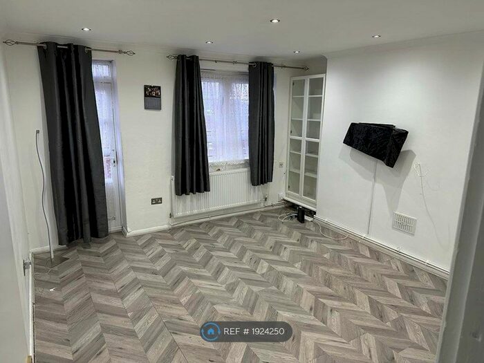 2 Bedroom Flat To Rent In Lincoln Court, Mitcham, CR4