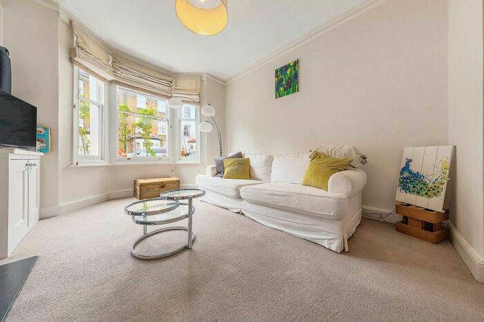 3 Bedroom Flat To Rent In Inworth Street, Battersea, London, SW11