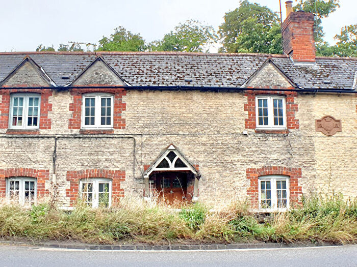 4 Bedroom Terraced House To Rent In Oxford Street **Available In August **, OX20