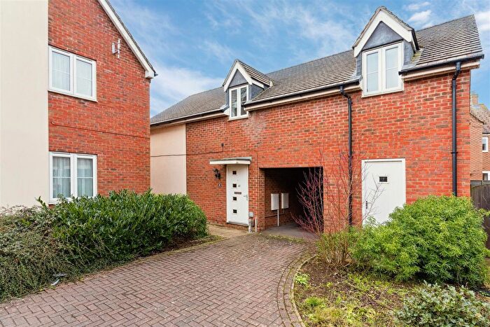 2 Bedroom Maisonette For Sale In Goldfinch Road, Leighton Buzzard, Bedfordshire, LU7