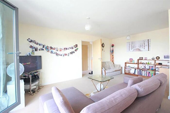 2 Bedroom Flat To Rent In Carmichael Road, London, SE25
