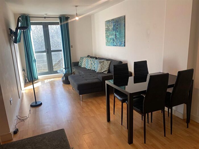 2 Bedroom Flat To Rent In Queens Court, HU1