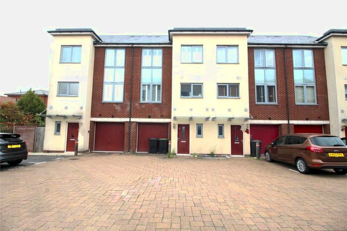 4 Bedroom End Of Terrace House To Rent In Tourtel Yard, Northfleet, Gravesend, DA11