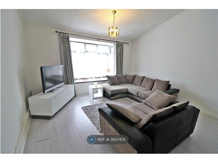 2 Bedroom Maisonette To Rent In Bartlow Side, Basildon, SS13