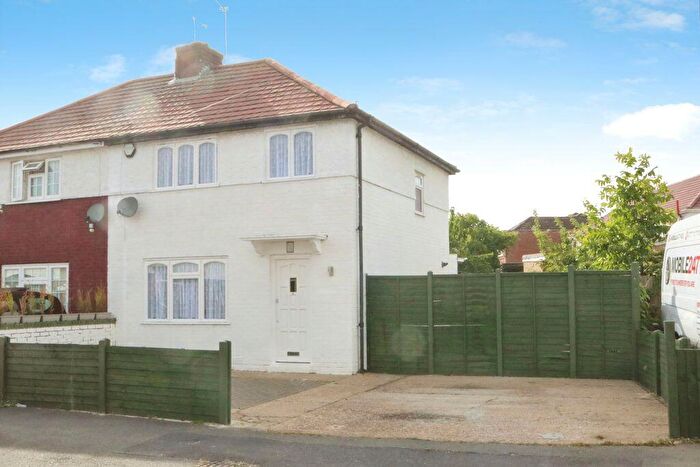 3 Bedroom Semi-Detached House For Sale In Beresford Avenue, Slough, SL2