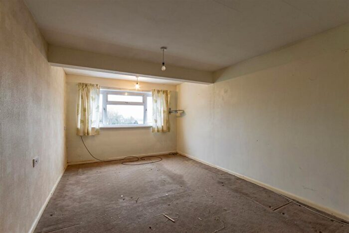 3 Bedroom Semi-Detached House For Sale In White Road, Staveley, Chesterfield, S43