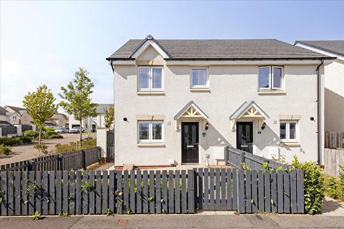 3 Bedroom Semi-Detached House For Sale In Auld Coal Road, Bonnyrigg, EH19