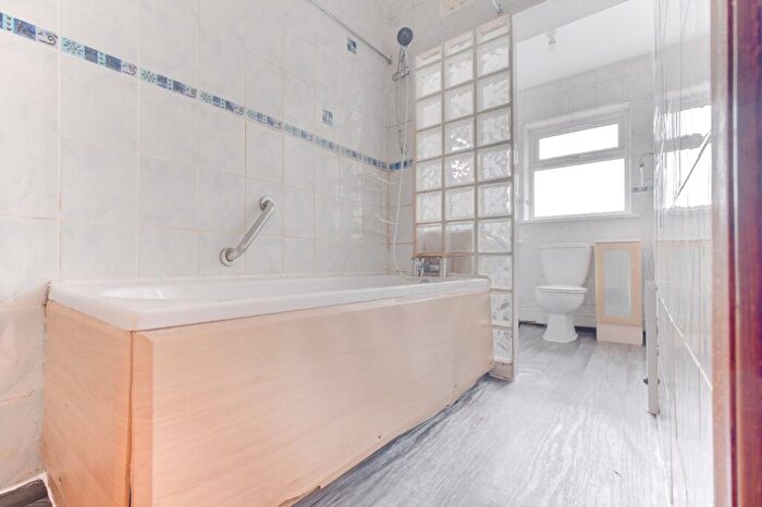 3 Bedroom End Of Terrace House For Sale In Gayle Grove, Birmingham, West Midlands, B27
