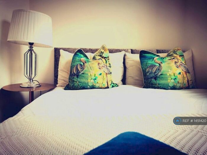 Studio To Rent In Brick Lane, London, E1