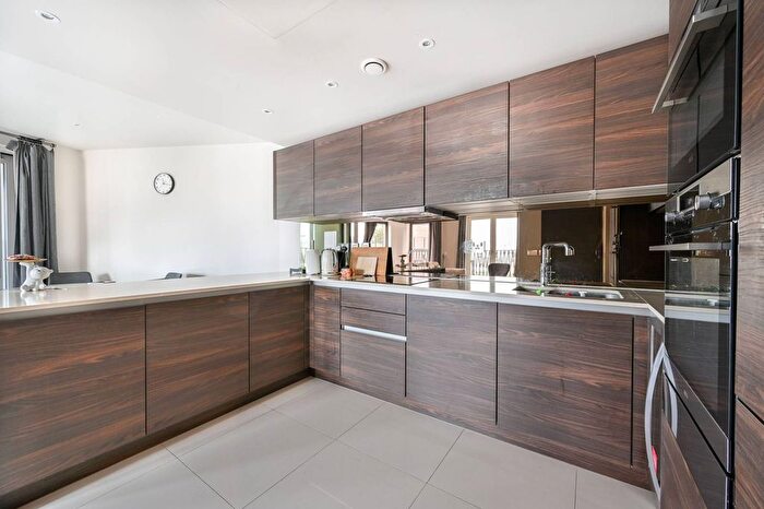 3 Bedroom Flat To Rent In St Georges Circus, Elephant And Castle, London, SE1