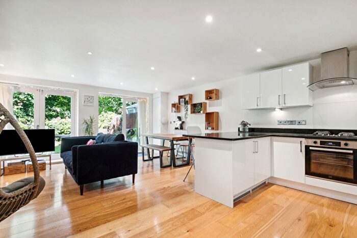 2 Bedroom Flat To Rent In Upper Richmond Road, Putney Hill, SW15