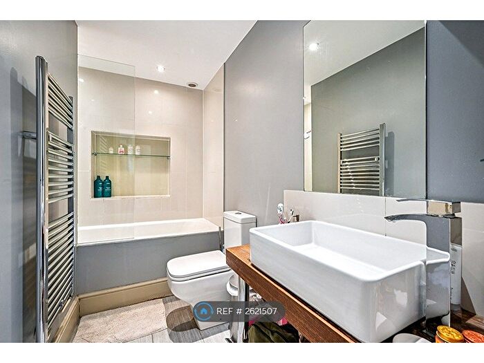 2 Bedroom Flat To Rent In Russell Road, London, W14