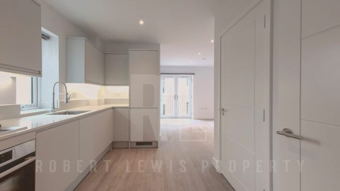 Studio To Rent In High Road, London, N12