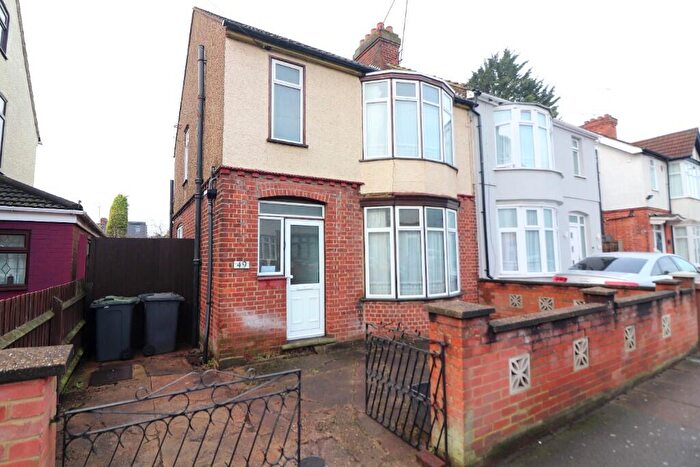 3 Bedroom Semi Detached House For Sale In Argyll Avenue, Luton, Bedfordshire, LU3