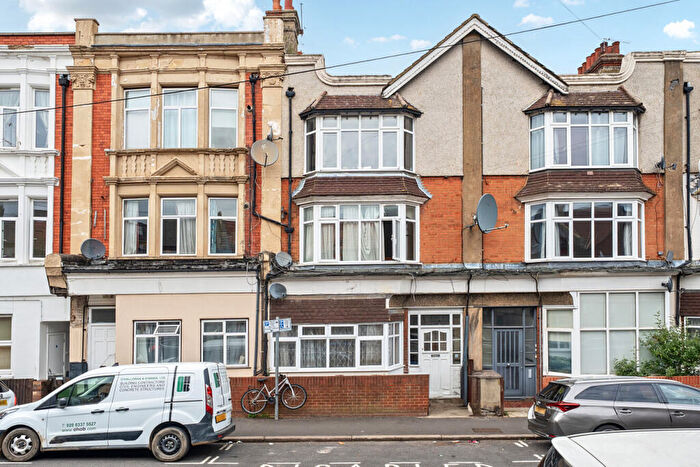 3 Bedroom Flat For Sale In Grenfell Road, Mitcham, Surrey, CR4